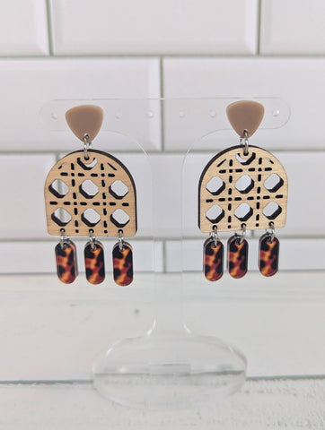Rattan Dangle Arch Dangles with Triangle Topper